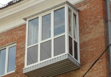 Какой вариант остекления балкона выбрать: сравниваем классическое и теплое пластиковое