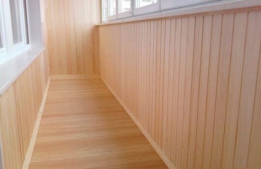 Вагонка и ламинат на балконе