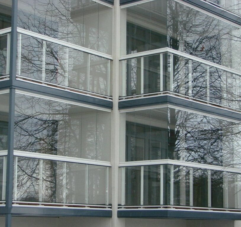 Заказывайте безрамное остекление балконов в Москве и области