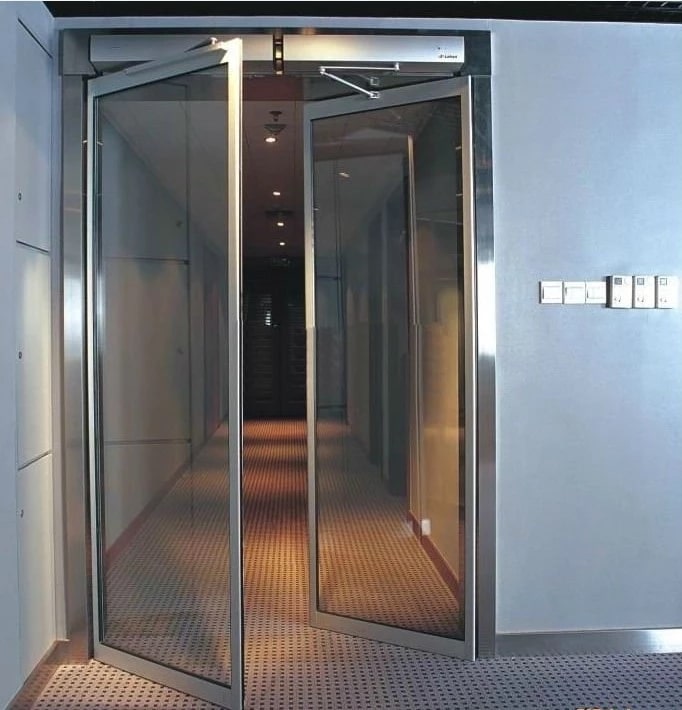Входные алюминиевые двери в офис