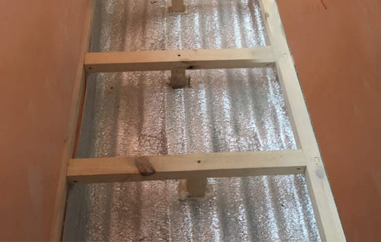 Монтаж фольгированного слоя на балконе