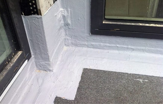 Прокладка слоя ветрозащиты и гидроизоляции балкона