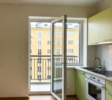 Типовая балконная дверь с глухим окном