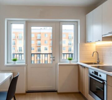 Дверь с окнами на балкон