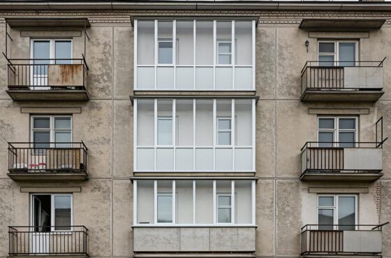 Застекленный балкон в хрущевке